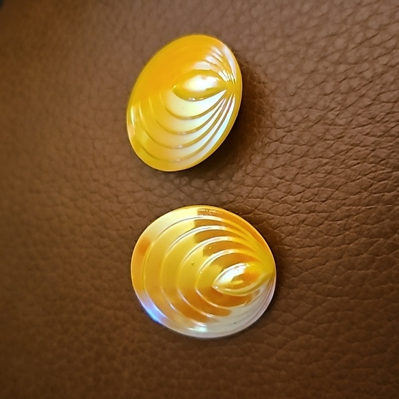 Vintage West Germany Yellow Irridescent Glass Art Deco Clam Clip-on Earrings - Picture 4 of 7